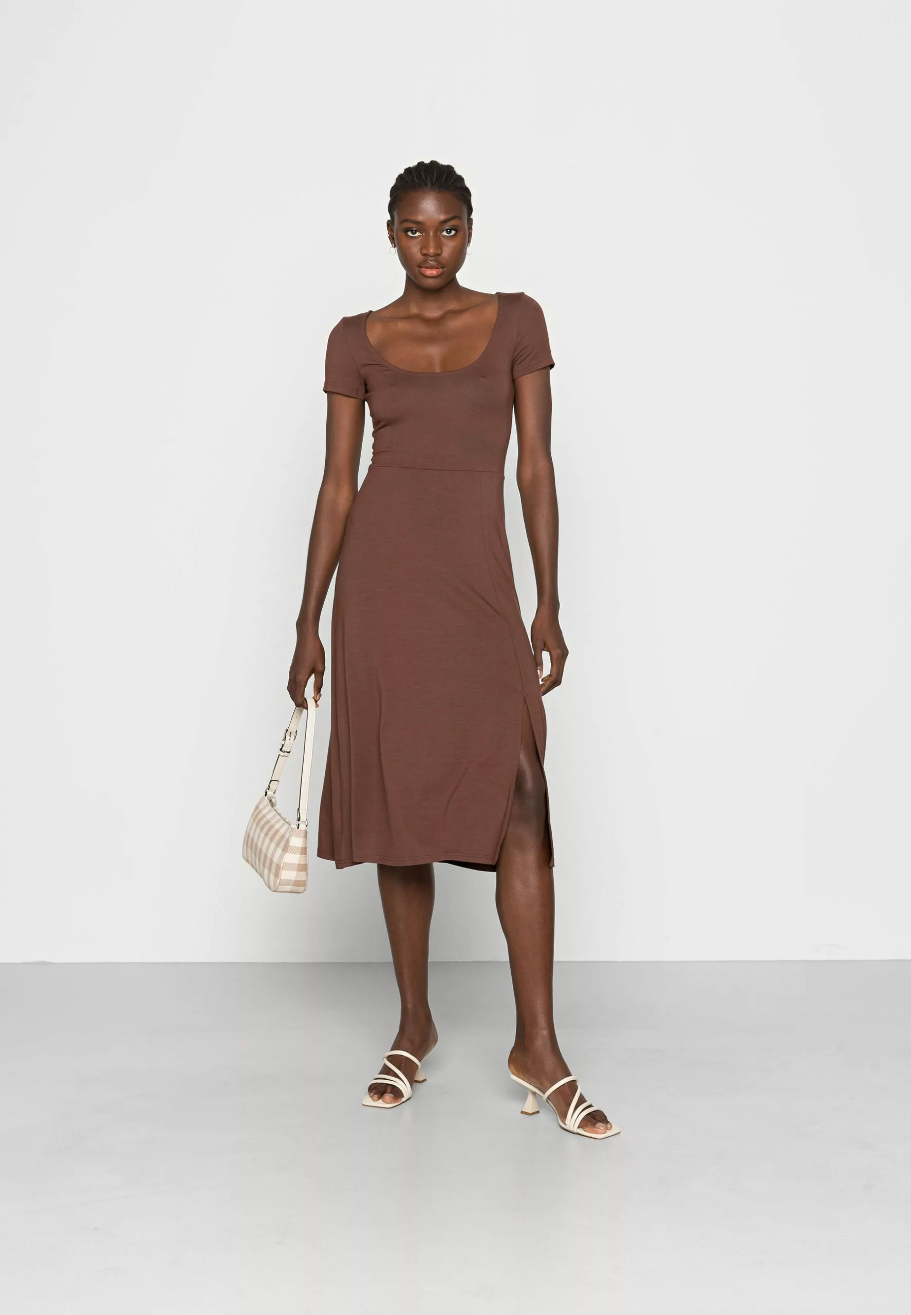 Robe En Jersey Marron par Anna Field - Élégance et Confort | Promos 4 Robe En Jersey Marron par Anna Field - Élégance et Confort | Promos – Image 2
