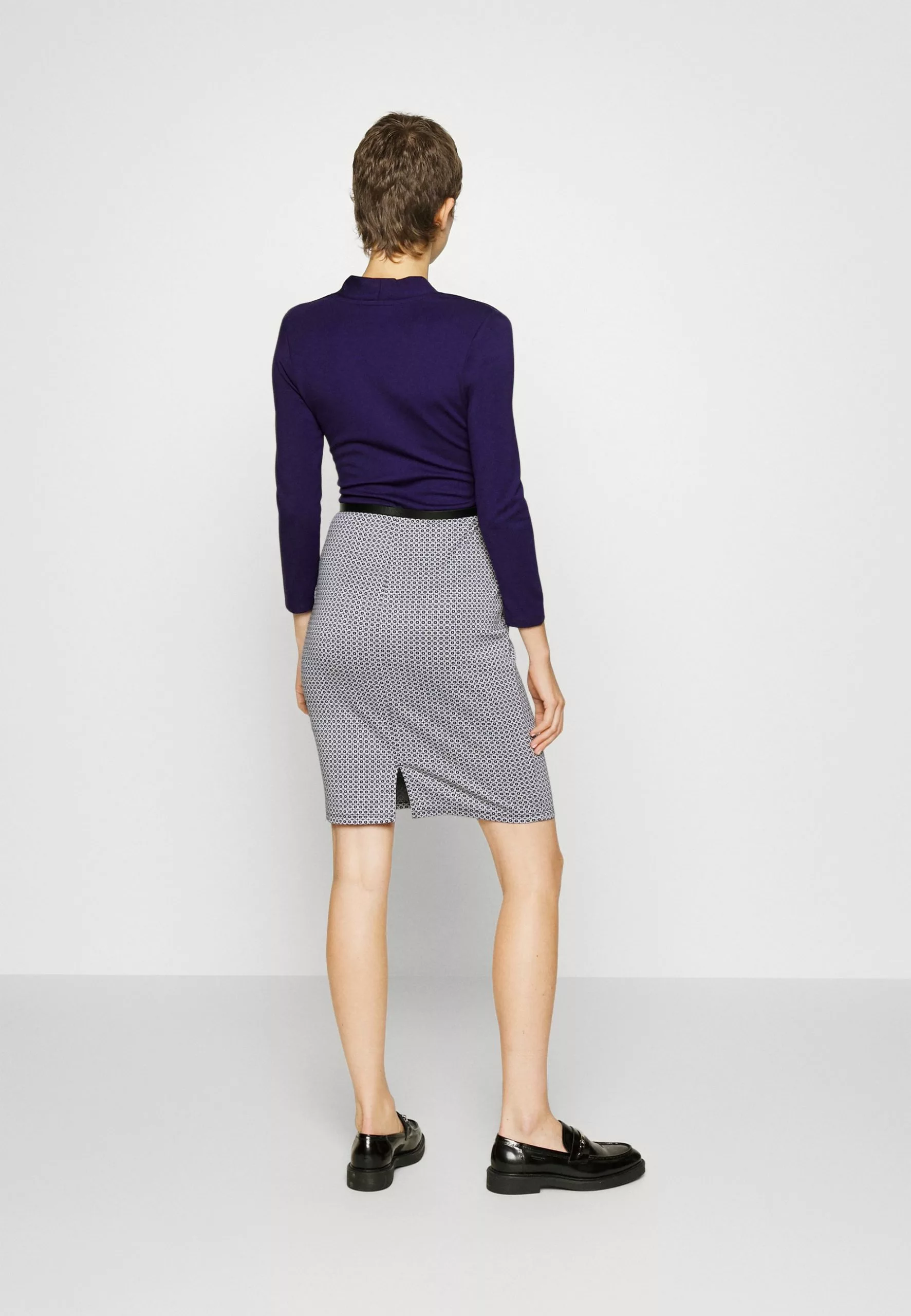 Anna Field Robe Fourreau - Bleu Foncé/Blanc | Robe Élégante pour Occasions Spéciales 5 Anna Field Robe Fourreau - Bleu Foncé/Blanc | Robe Élégante pour Occasions Spéciales – Image 3