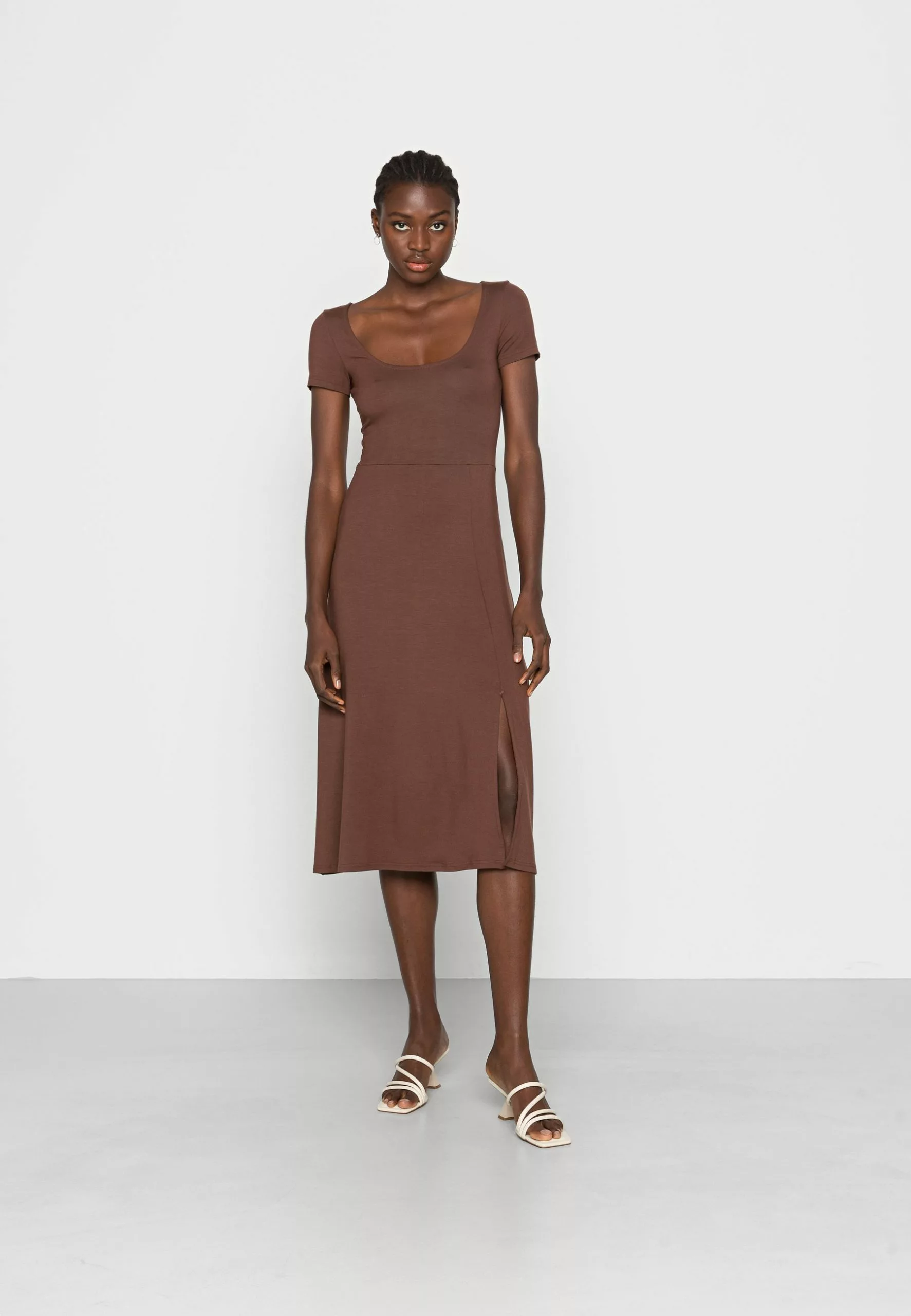 Robe En Jersey Marron par Anna Field - Élégance et Confort | Promos 3 Robe En Jersey Marron par Anna Field - Élégance et Confort | Promos