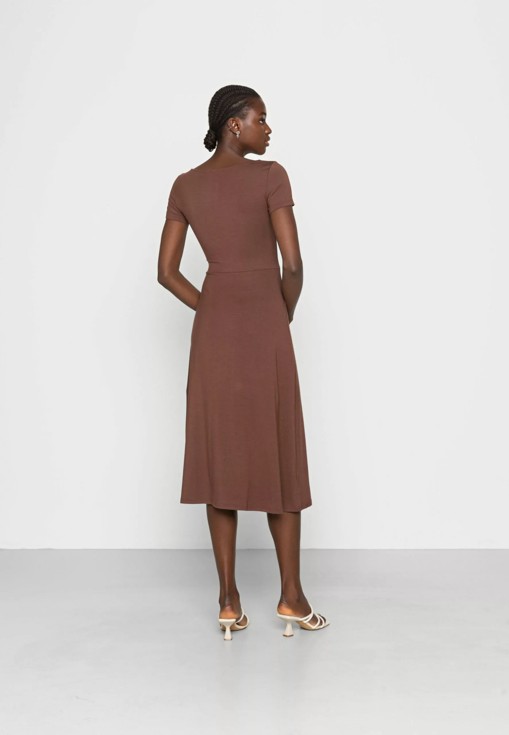 Robe En Jersey Marron par Anna Field - Élégance et Confort | Promos 5 Robe En Jersey Marron par Anna Field - Élégance et Confort | Promos – Image 3